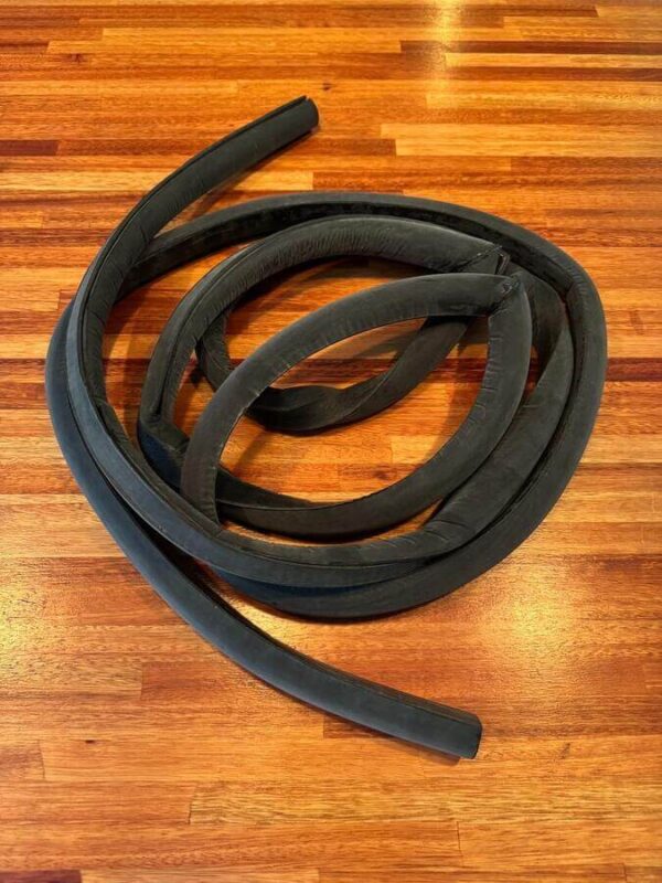 Door rubber close RH