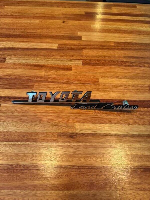 Fender emblem Land Cruiser